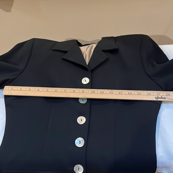 Fabulous GO Black Crepe Fitted Blazer with Shell Buttons - size Small - Picture 6 of 7